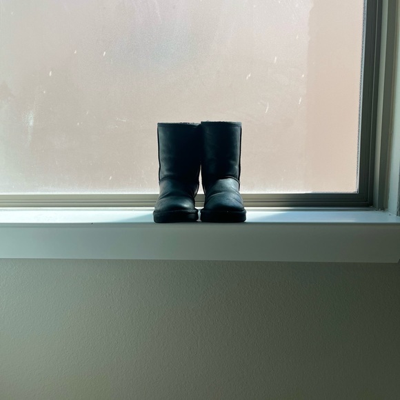 CLASSIC BLACK UGGS SIZE 7 - Picture 5 of 6